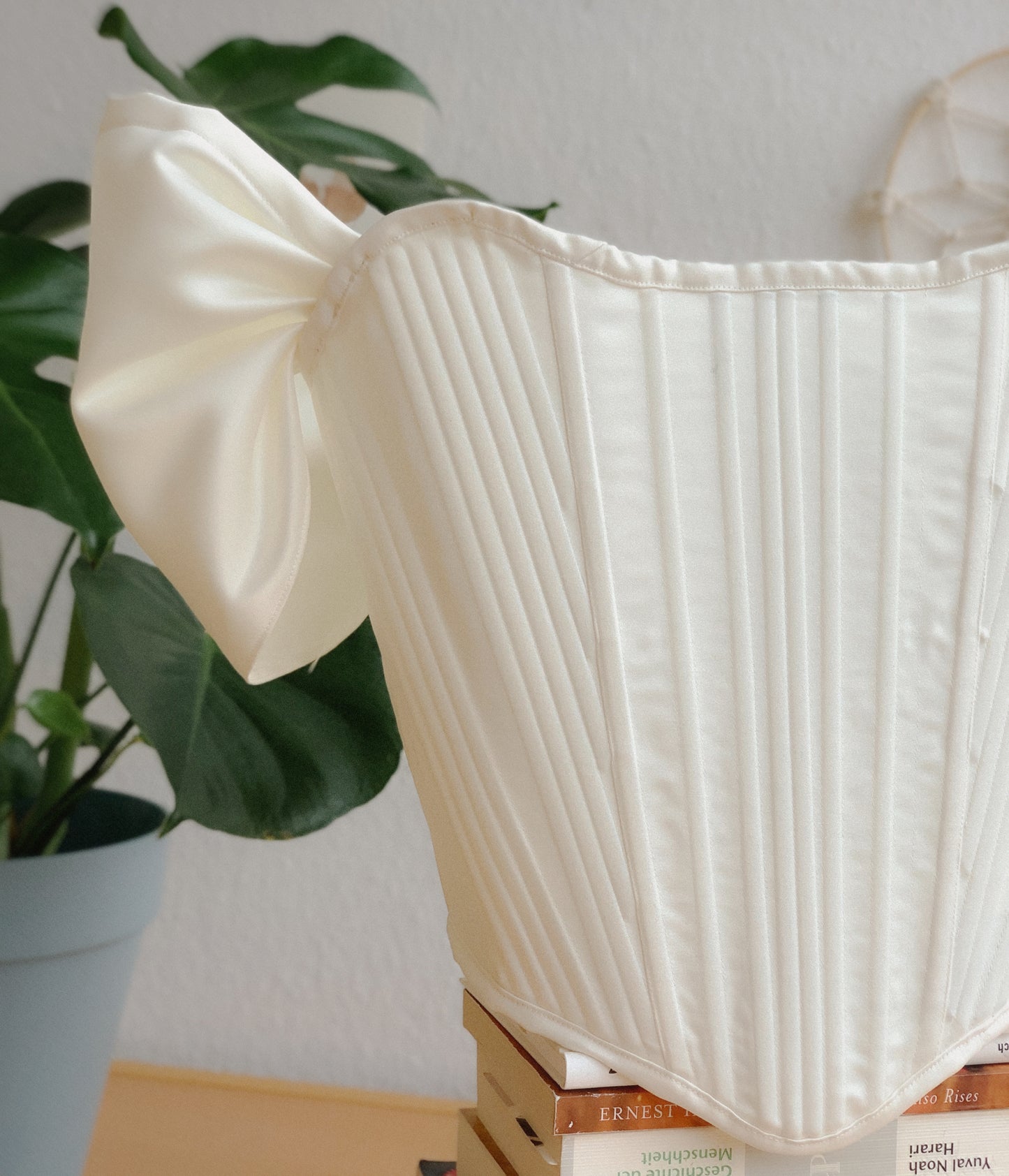 Wedding corset with off-shoulder sleeves