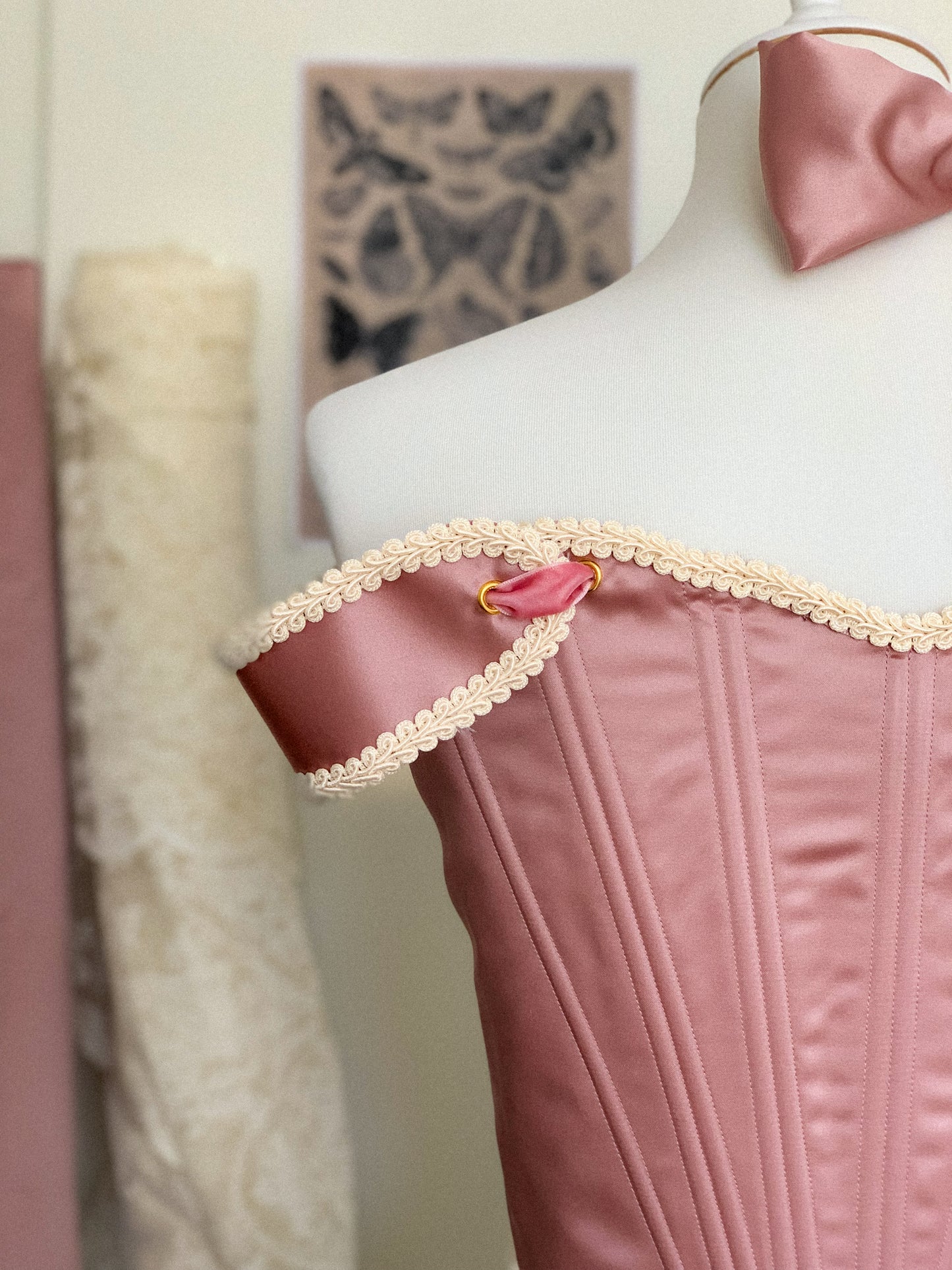 Pink corset with off-shoulder sleeves