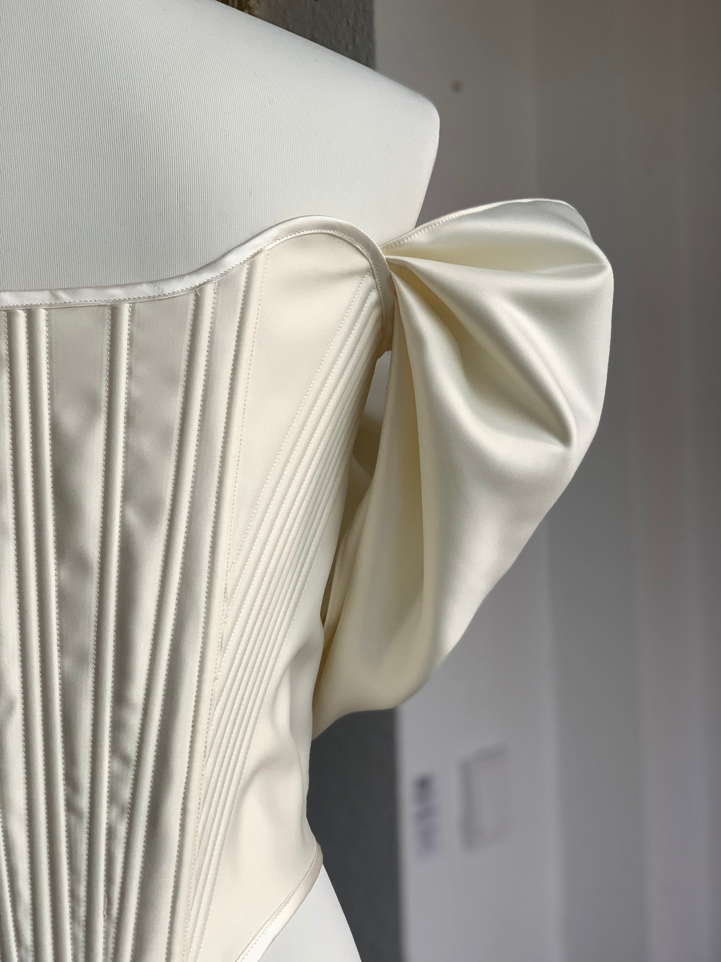 Wedding corset with off-shoulder sleeves